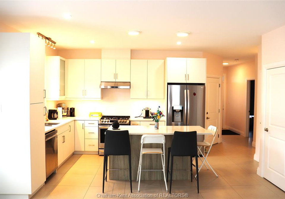 2-delft-court-blenheim-ontario-26007907