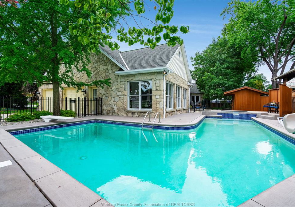 323-talbot-street-south-essex-ontario-26008019