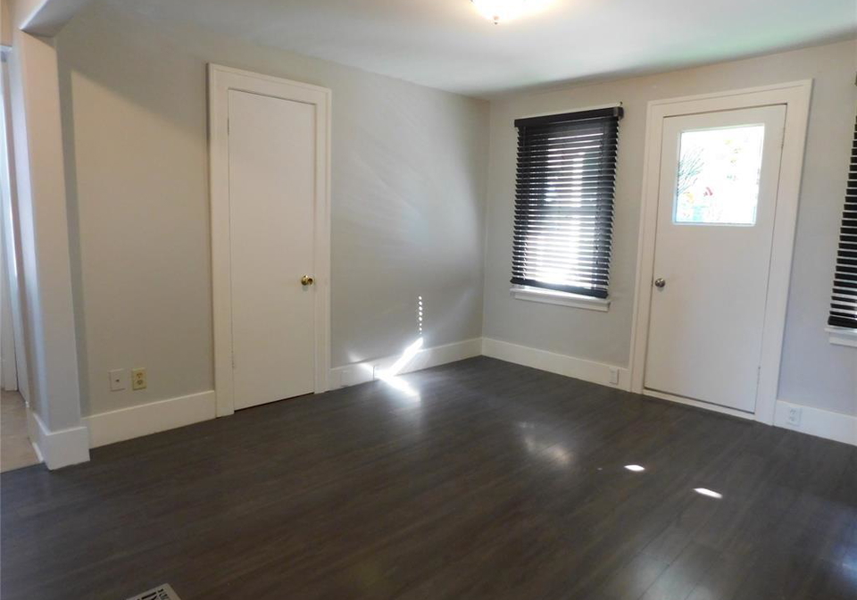 2246-mercer-street-windsor-ontario-26008095