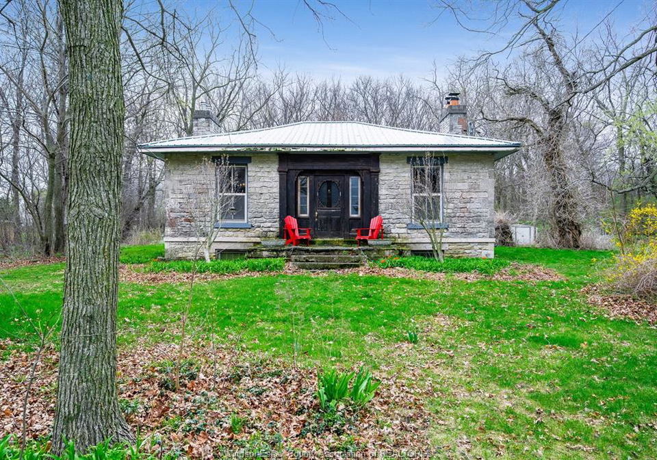 170-north-shore-road-pelee-island-ontario-26008246
