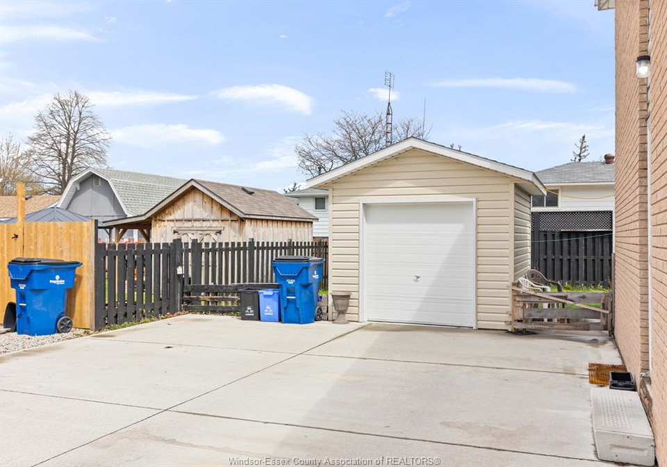 16-vanier-tilbury-ontario-26008379