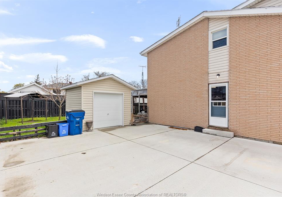 16-vanier-tilbury-ontario-26008379