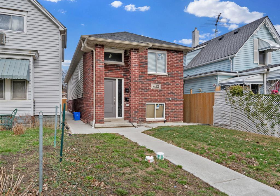 658-caron-windsor-ontario-26008427