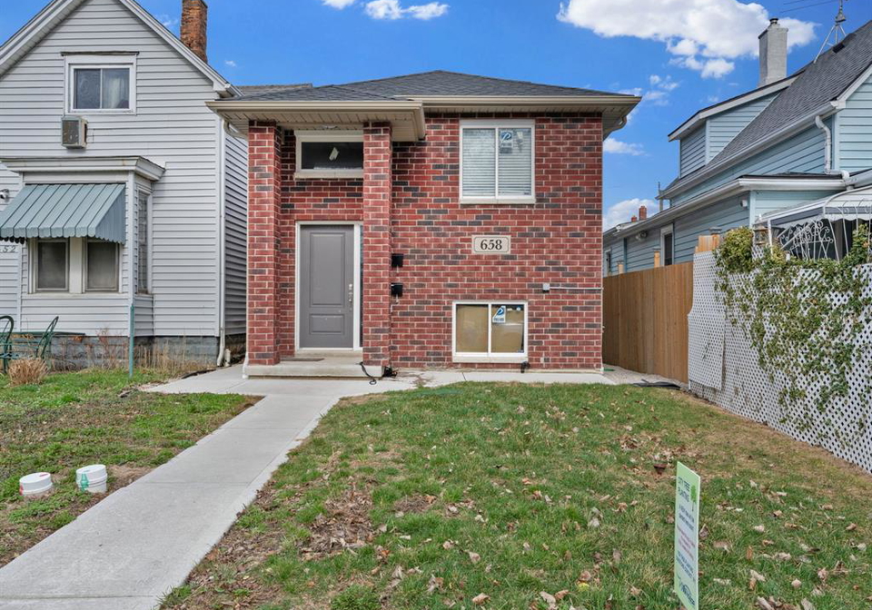 658-caron-windsor-ontario-26008427