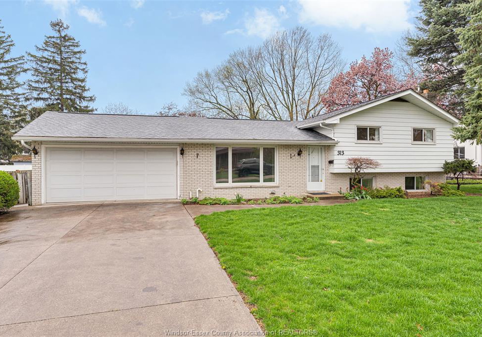 313-barry-avenue-tecumseh-ontario-26008575