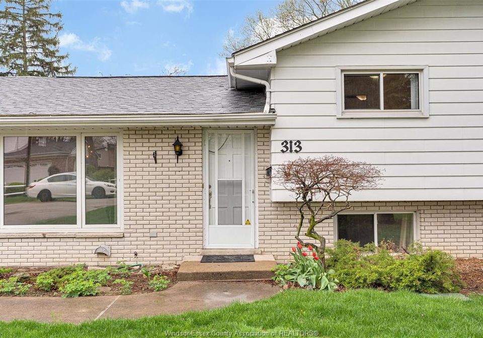313-barry-avenue-tecumseh-ontario-26008575
