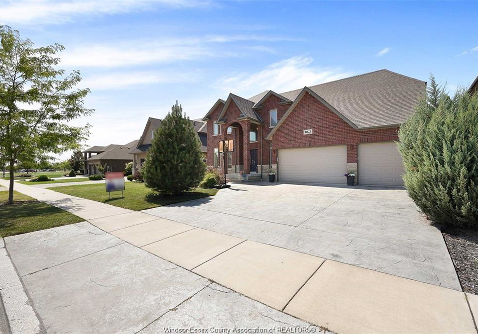 1078-charlotte-crescent-lakeshore-ontario-26008587