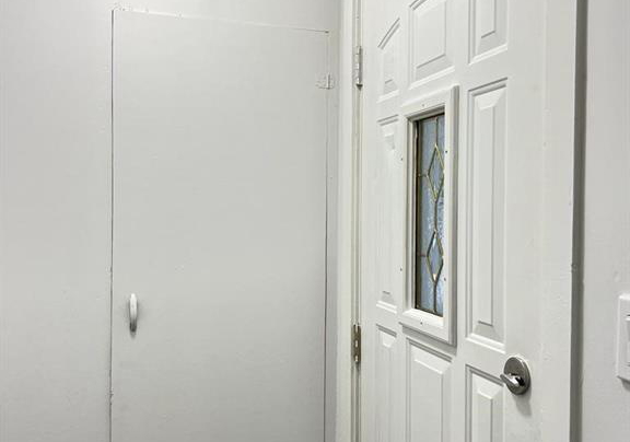1058-california-windsor-ontario-26008697