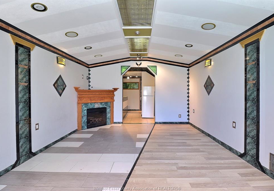 401-parent-windsor-ontario-26008860