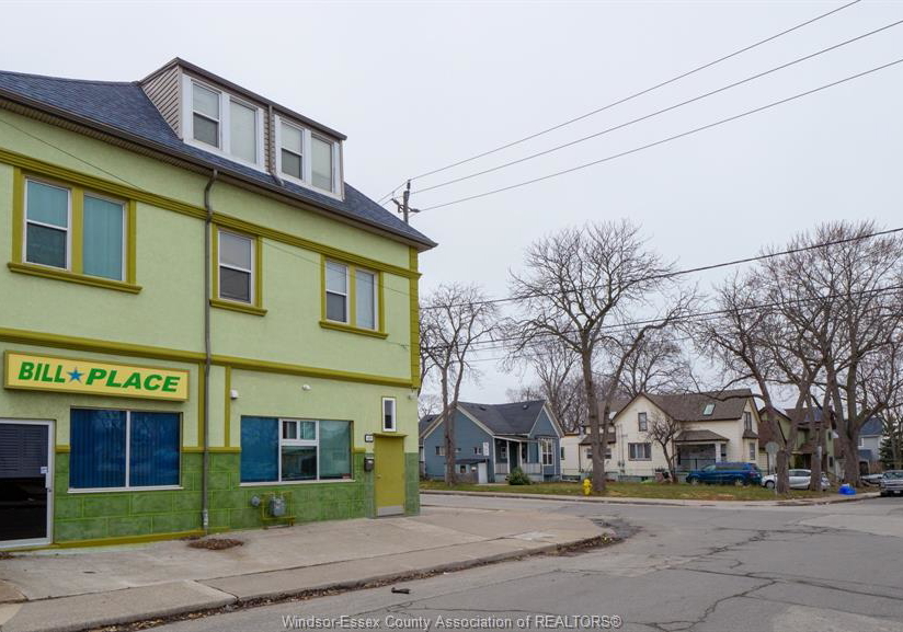401-parent-windsor-ontario-26008934