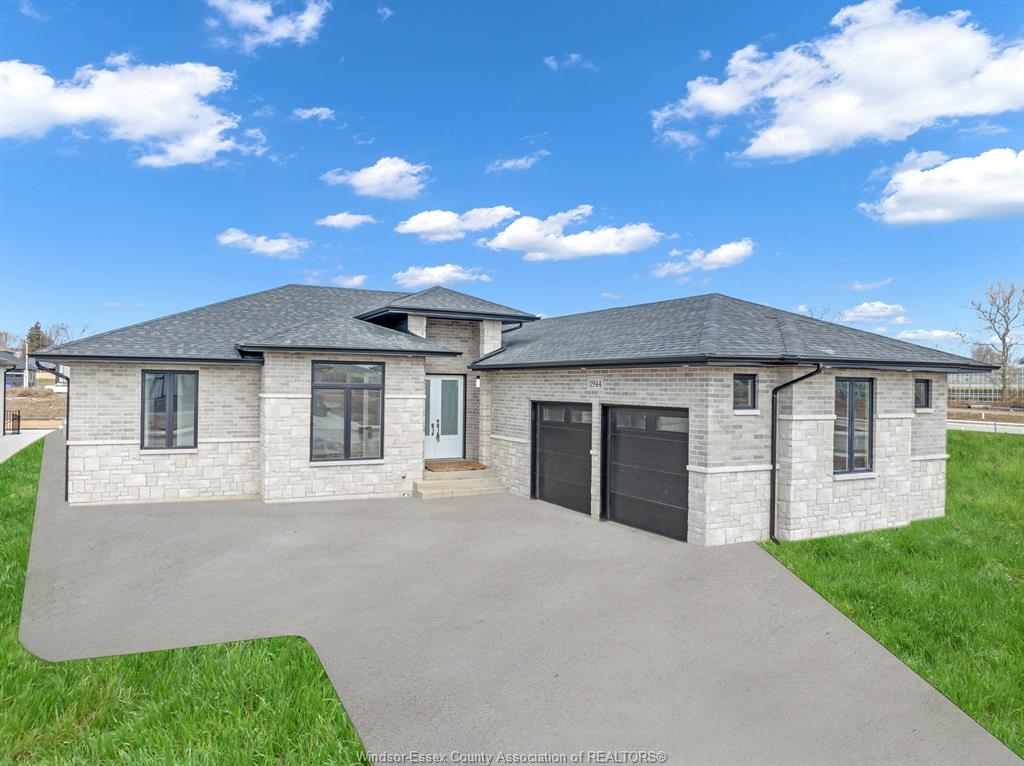 1945-villa-canal-drive-kingsville-ontario-26009099