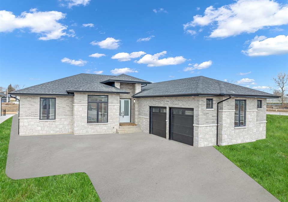 1945-villa-canal-drive-kingsville-ontario-26009099