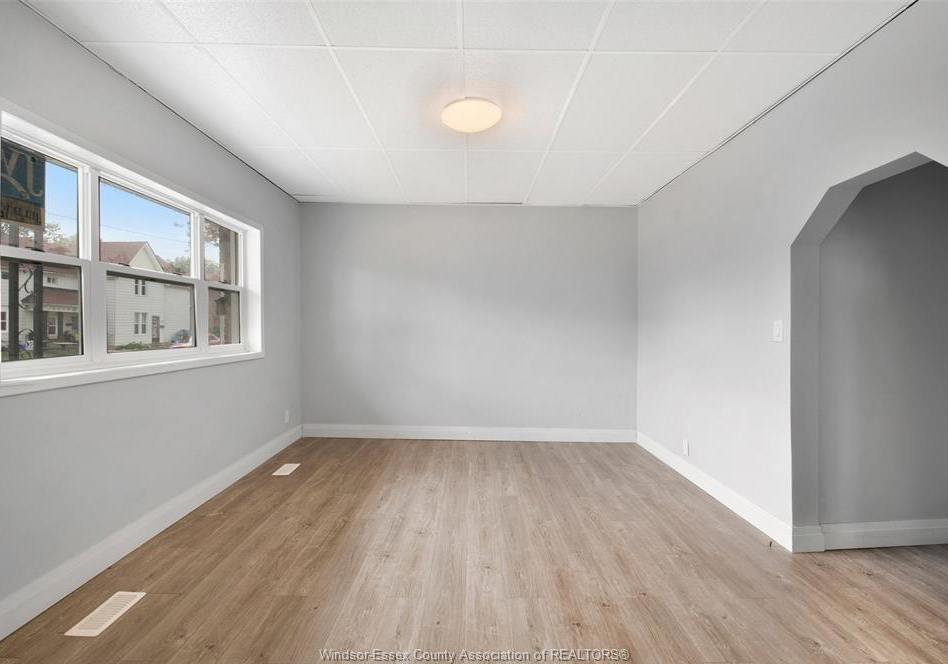 736-university-east-windsor-ontario-26009357
