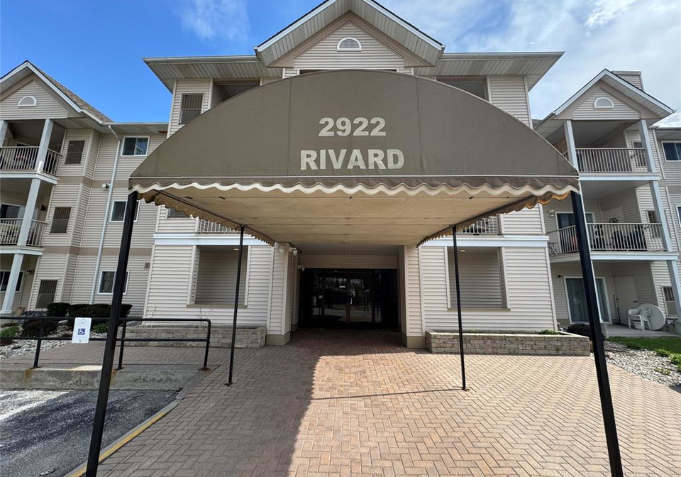 2922-rivard-windsor-ontario-26009430