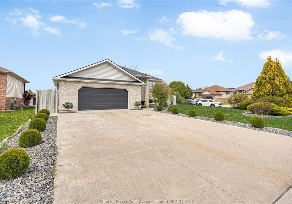719-helena-crescent-belle-river-ontario-26009572