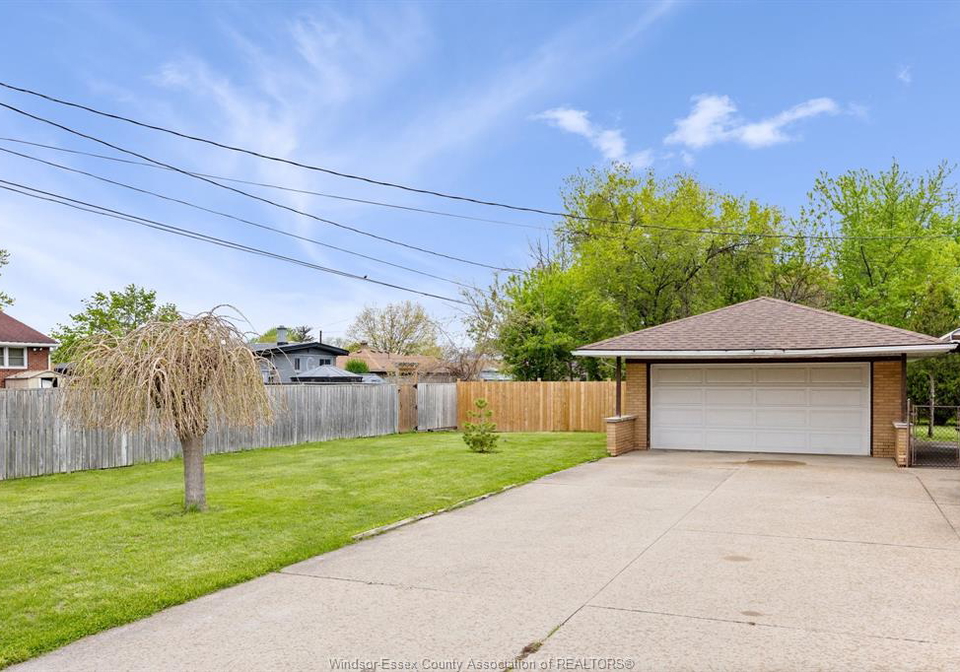 1400-totten-windsor-ontario-26009658