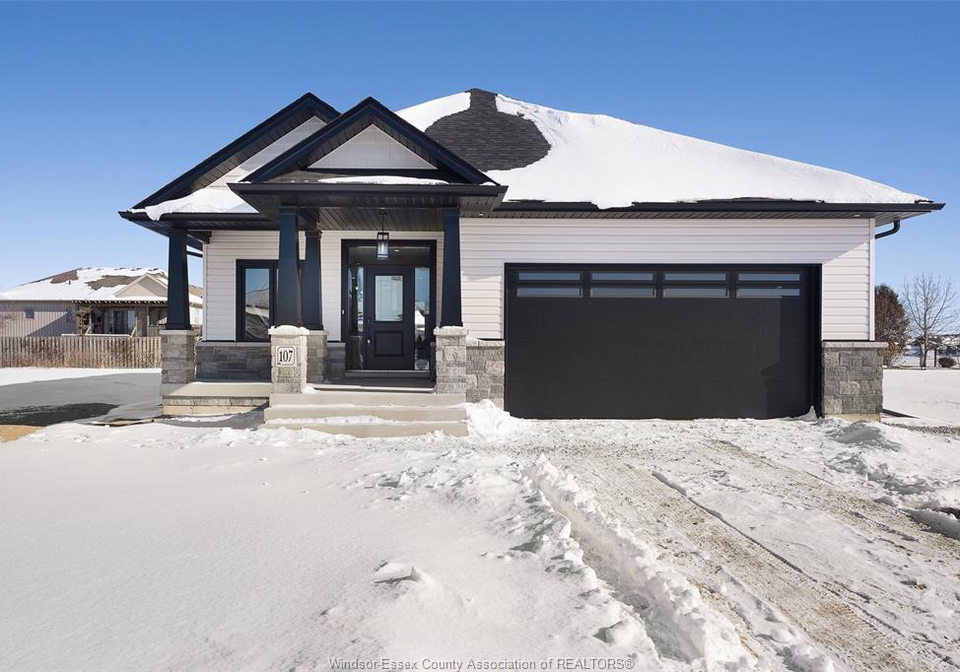 119-fenceline-chatham-ontario-26009680