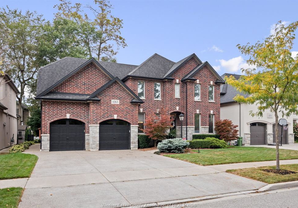 1265-maple-lasalle-ontario-26009749