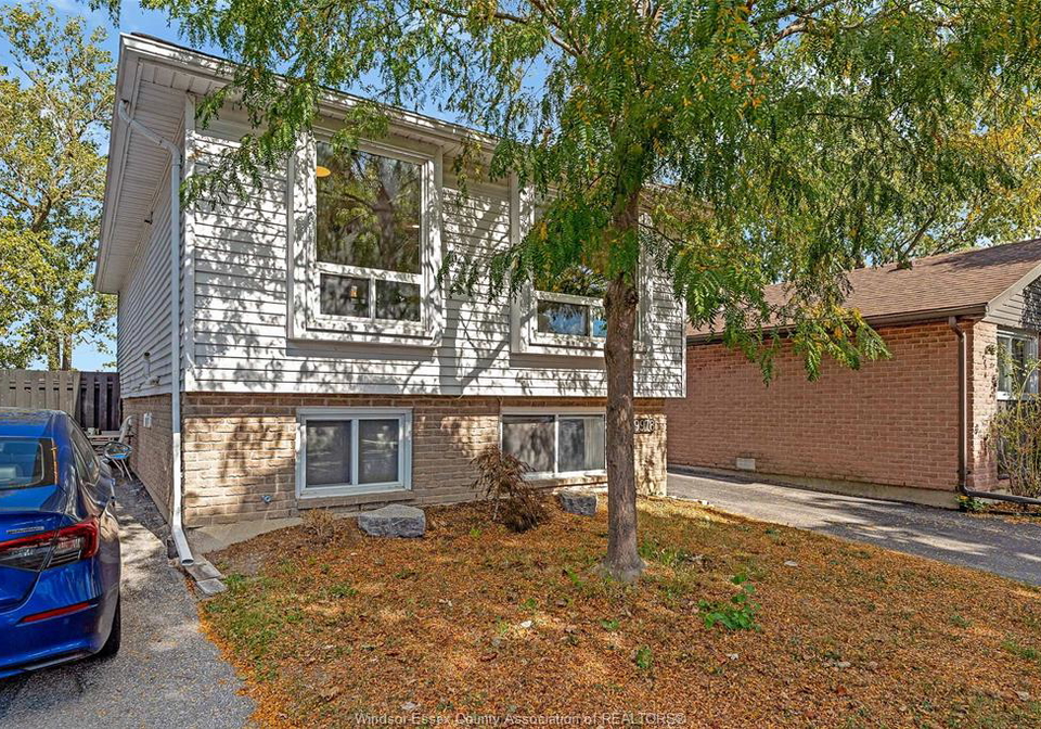 9978-forest-glade-court-windsor-ontario-26009765