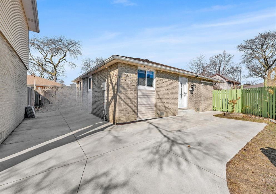 1345-bentcliffe-court-windsor-ontario-26009797