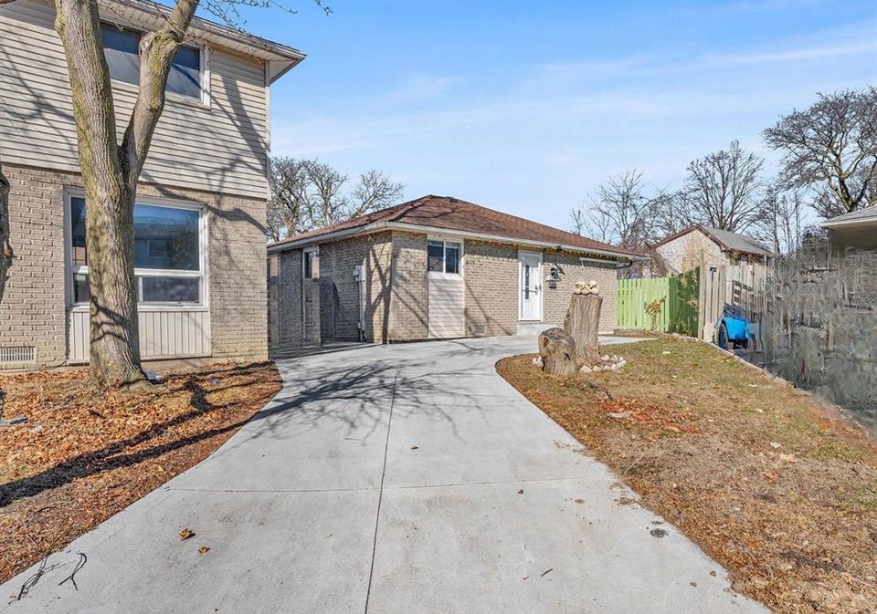 1345-bentcliffe-court-windsor-ontario-26009797