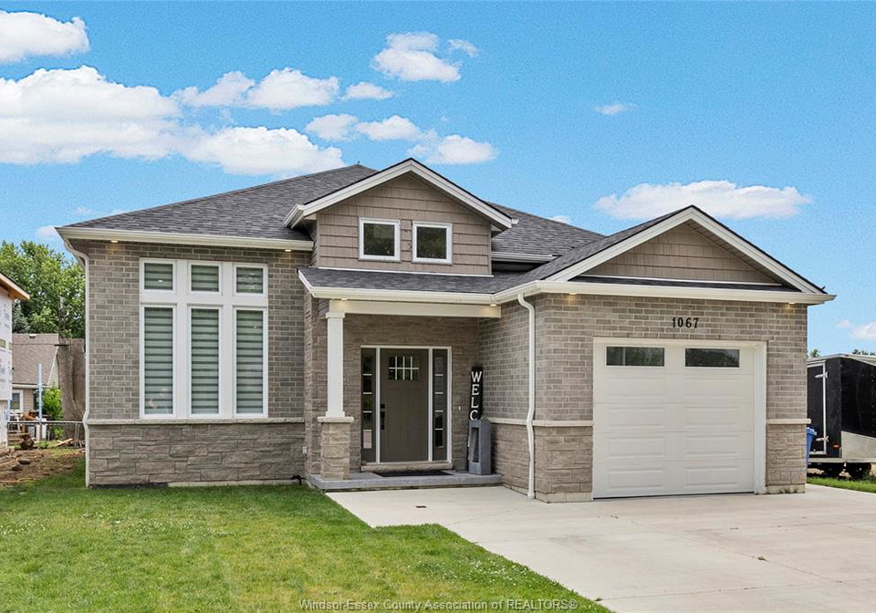 1067-maple-kingsville-ontario-26009841