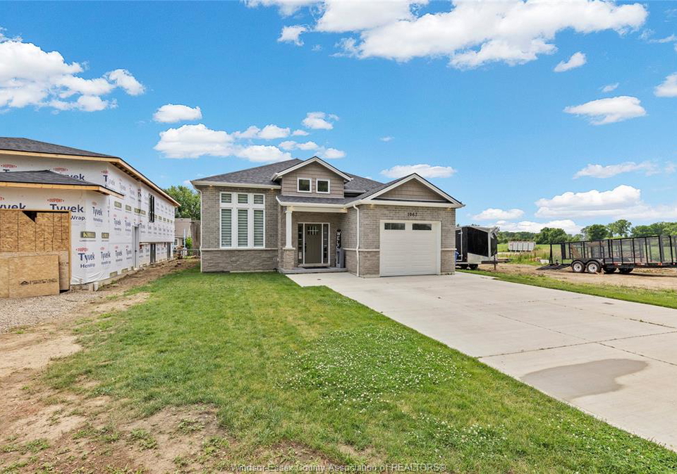 1067-maple-kingsville-ontario-26009841