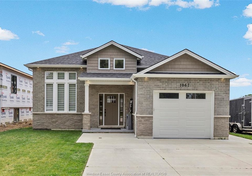 1067-maple-kingsville-ontario-26009841