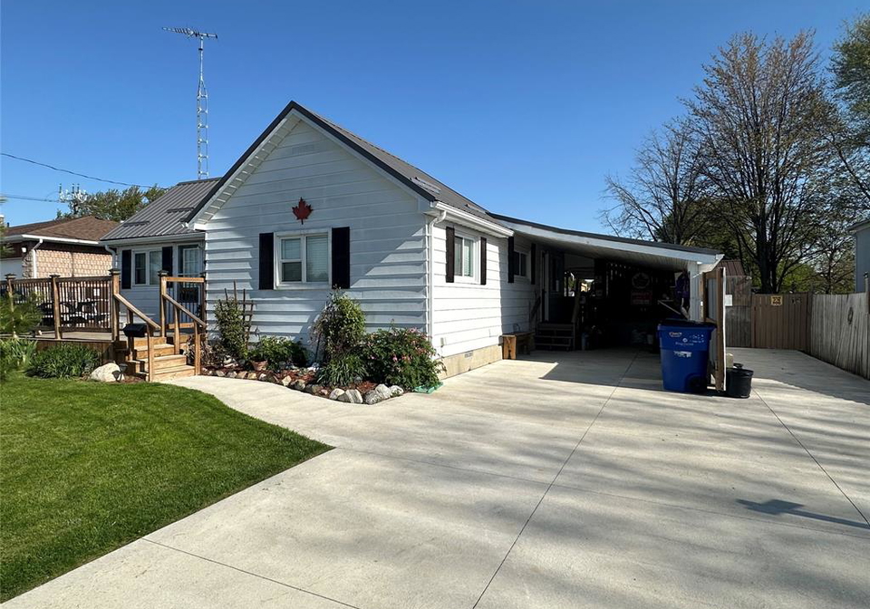 7083-base-line-road-wallaceburg-ontario-26010006