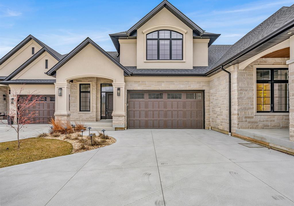 236-manors-grove-lakeshore-ontario-26010137