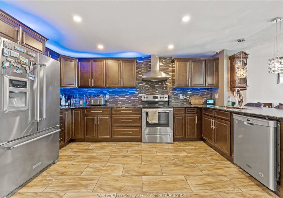 75-riverside-drive-east-windsor-ontario-26010245