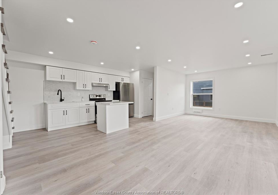 702-pierre-windsor-ontario-26010308