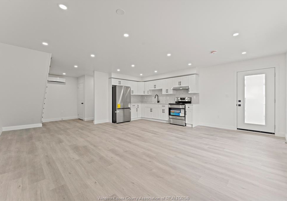 702-pierre-windsor-ontario-26010321