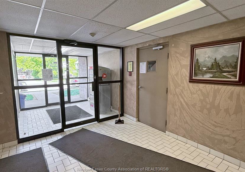 3355-sandwich-street-windsor-ontario-26010325