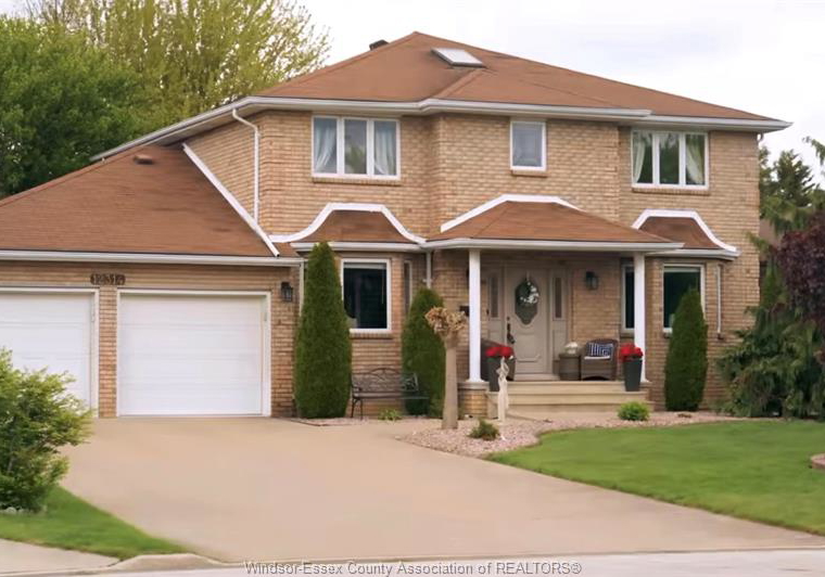 12314-funaro-crescent-tecumseh-ontario-26010435