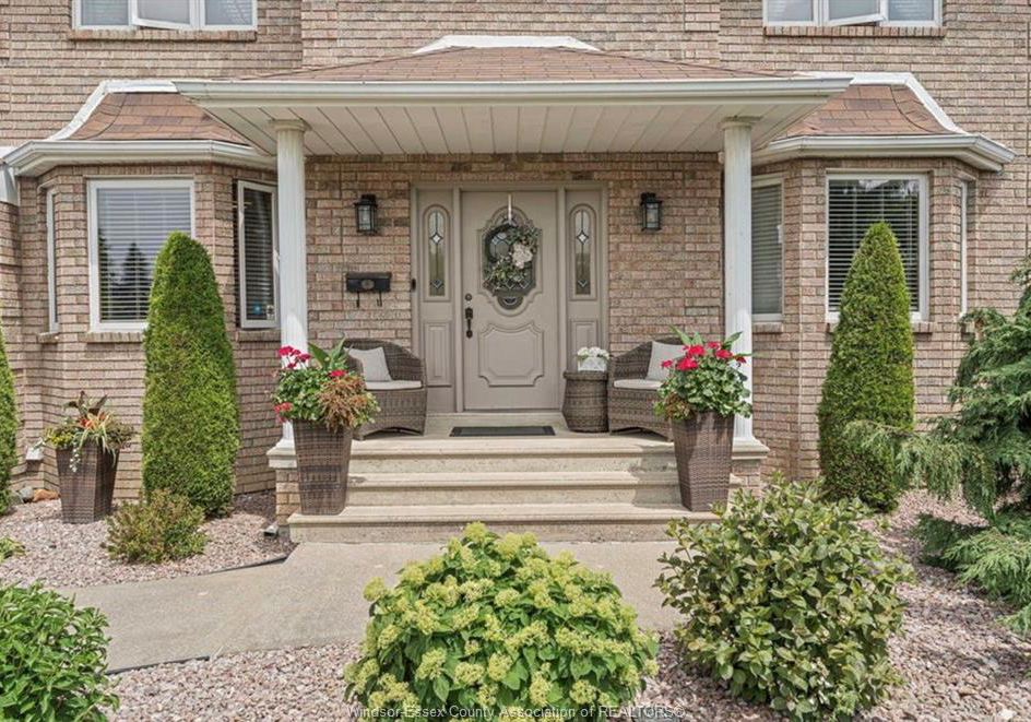 12314-funaro-crescent-tecumseh-ontario-26010435