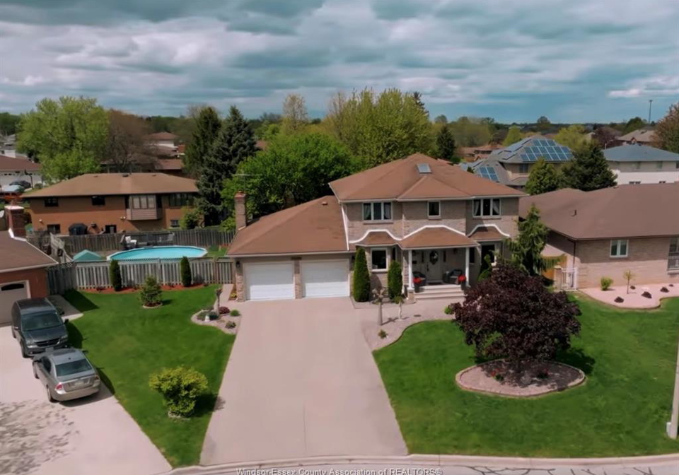 12314-funaro-crescent-tecumseh-ontario-26010435