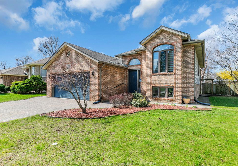 2505-st-clair-avenue-windsor-ontario-26010526