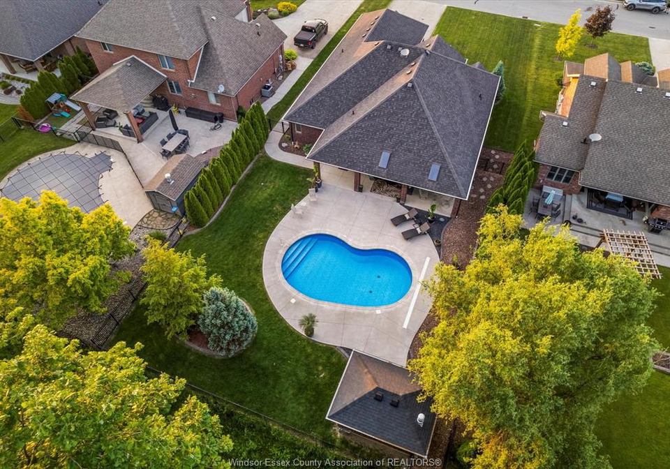 8381-aalbers-crescent-amherstburg-ontario-26010728
