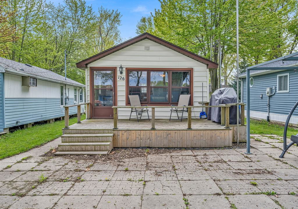 126-pleasure-beach-harrow-ontario-26010977