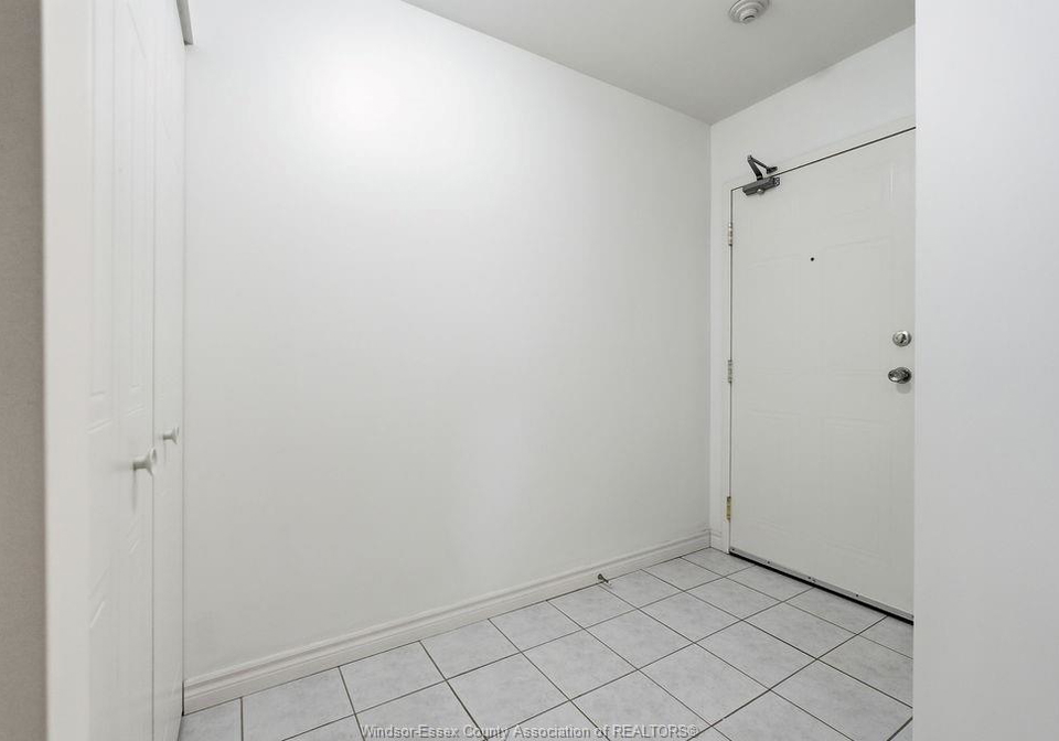 1390-lauzon-road-windsor-ontario-26010991