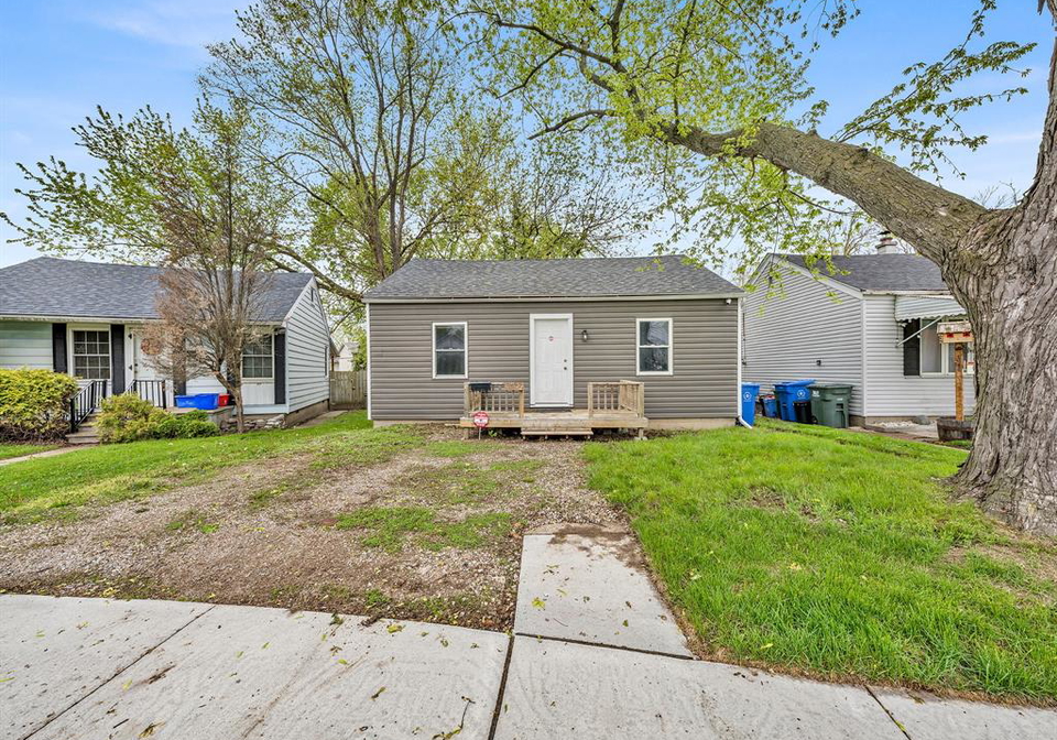 3422-barrymore-windsor-ontario-26011105