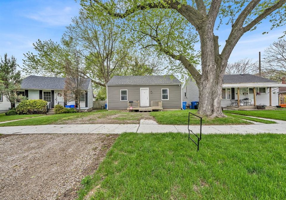 3422-barrymore-windsor-ontario-26011105