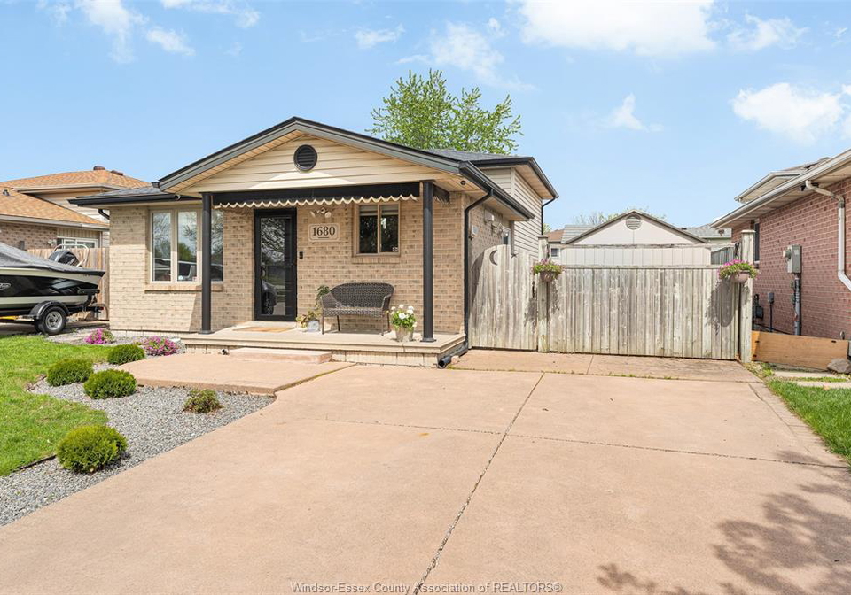 1680-calderwood-avenue-windsor-ontario-26011132