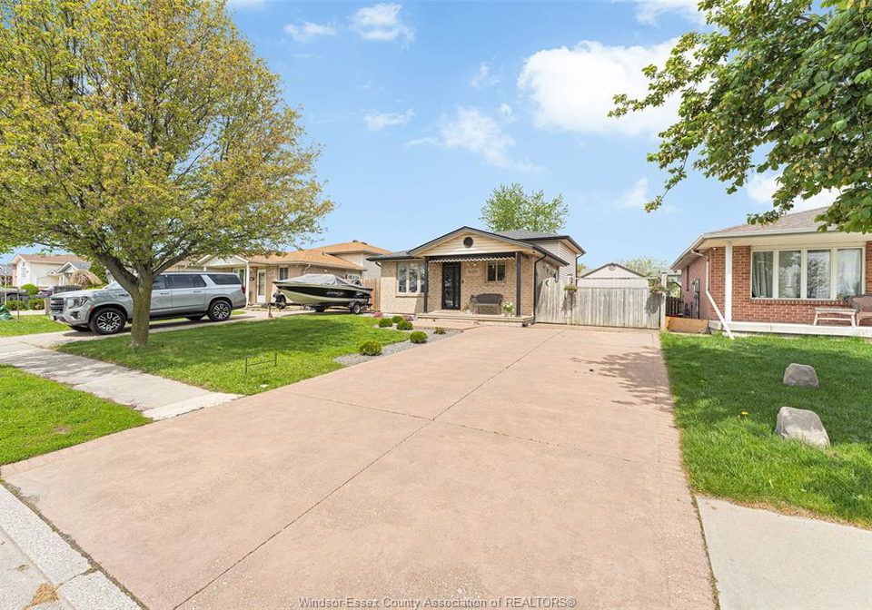 1680-calderwood-avenue-windsor-ontario-26011132