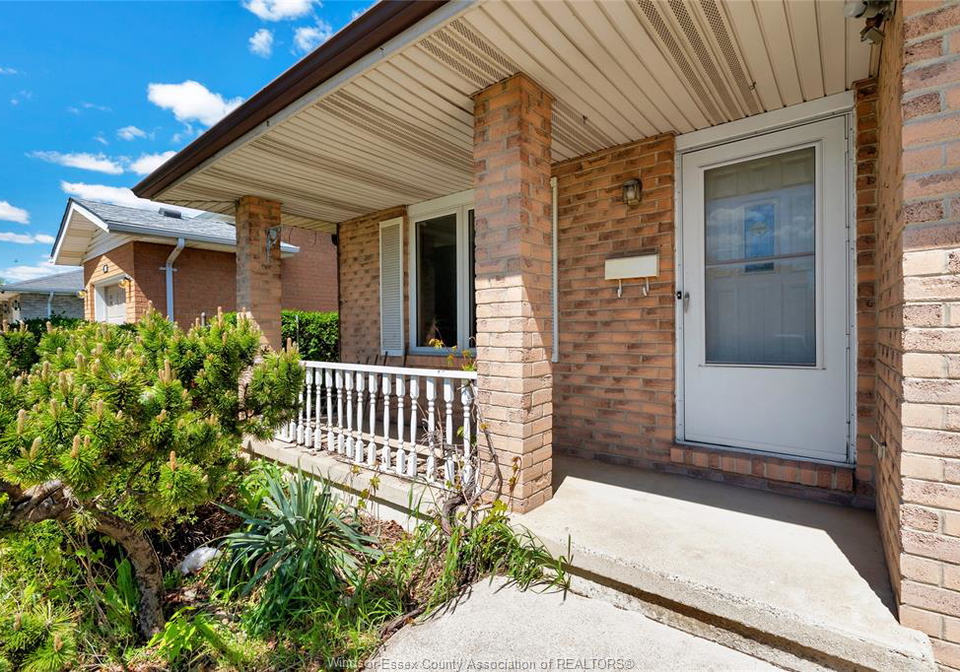 1042-brookview-crescent-windsor-ontario-26011252