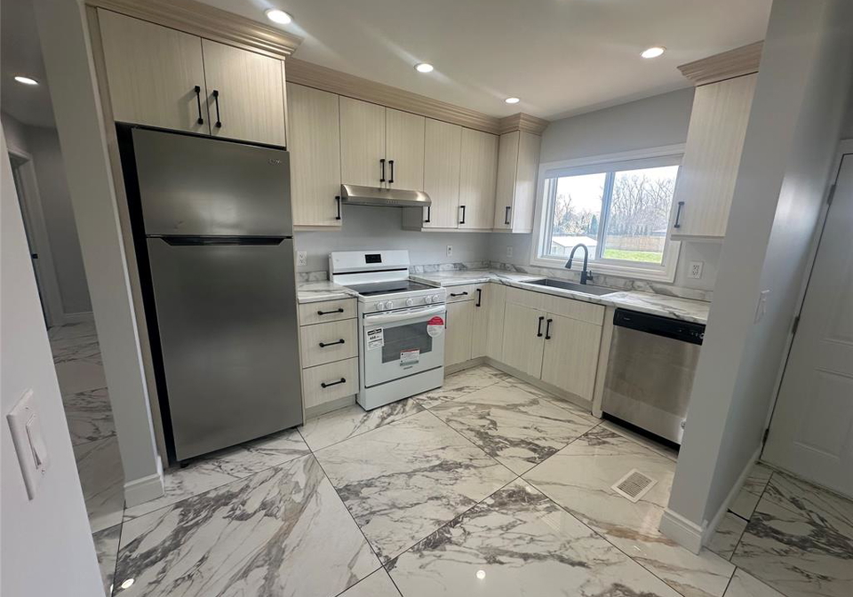 2549-grand-marais-west-windsor-ontario-26011275