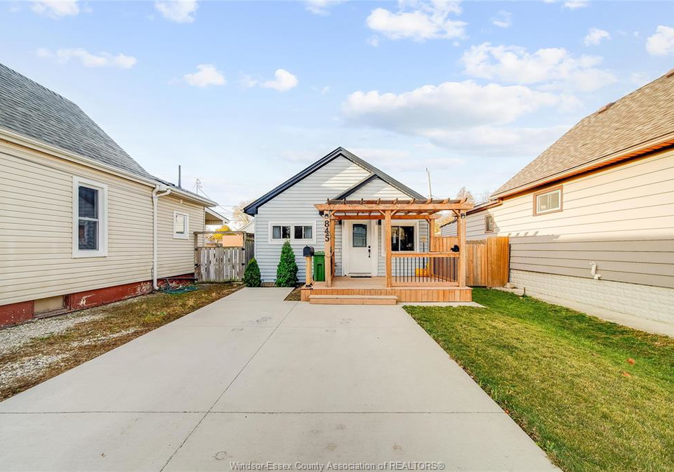 845-arthur-windsor-ontario-26011293
