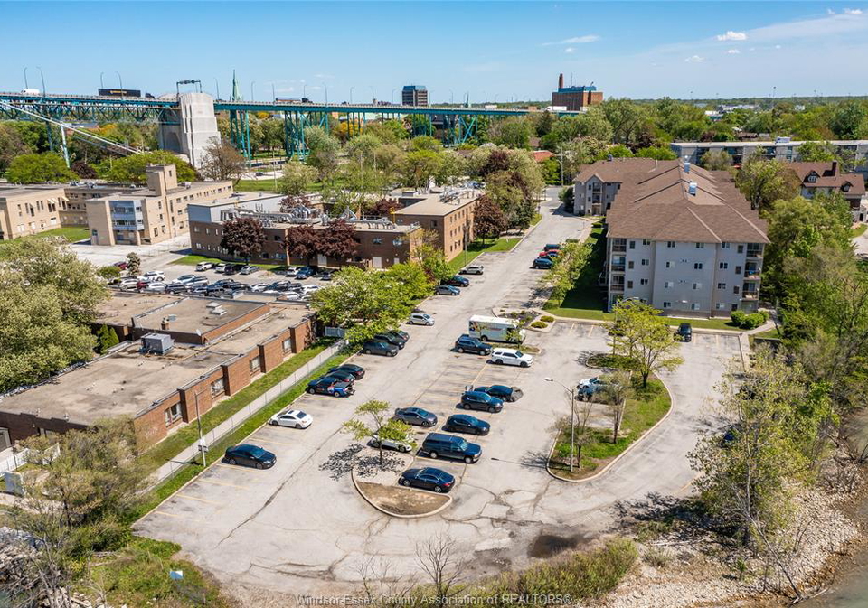 3000-sandwich-street-windsor-ontario-26011411
