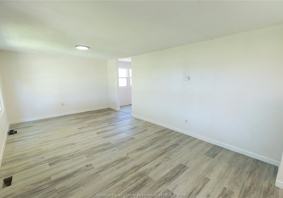 1532-janette-windsor-ontario-26011504